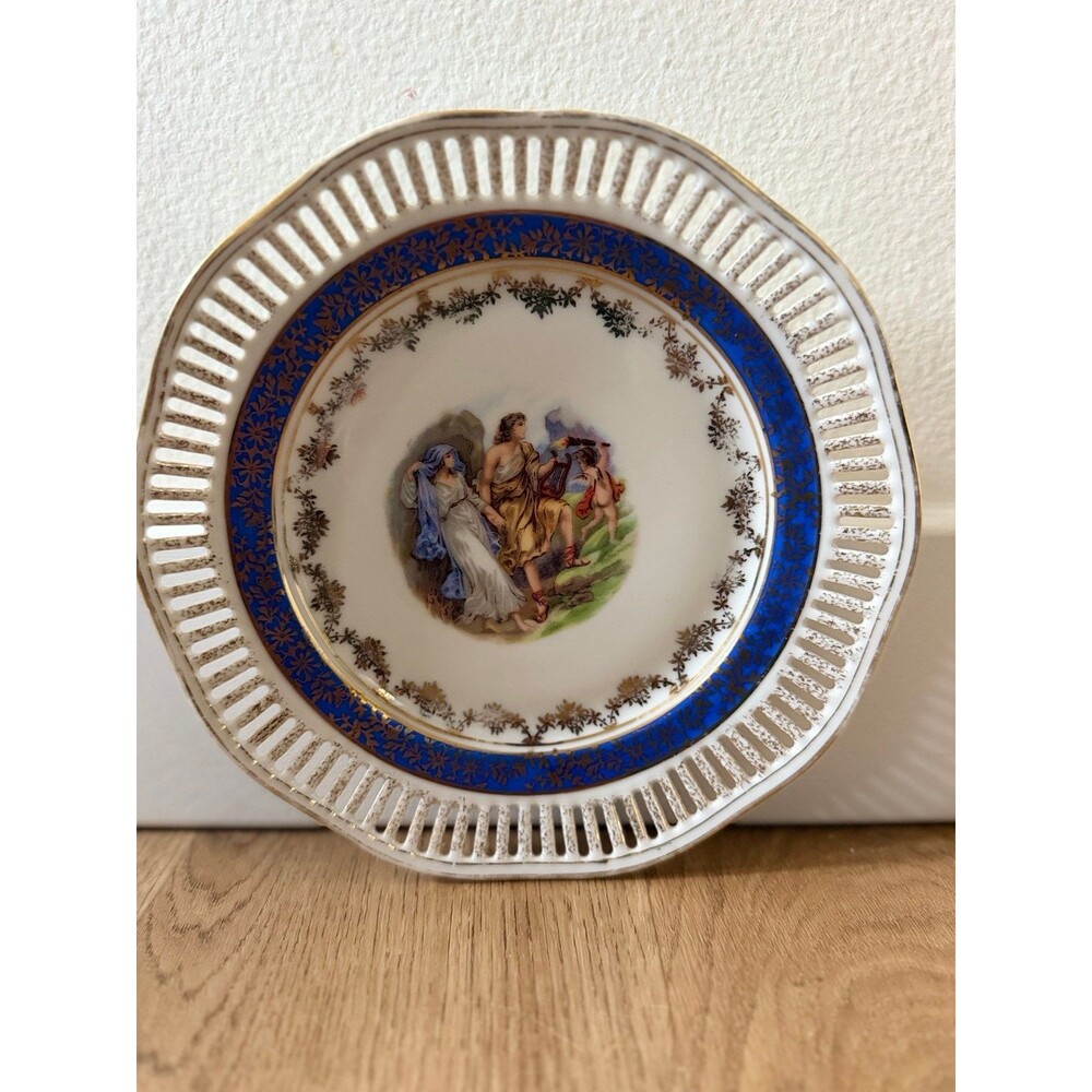 Decorative Porcelain Reticulated Plate with Classical Scene